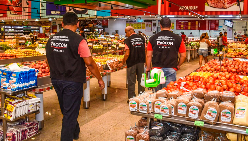 Agentes do Procon fiscalizam supermercado em Linhares (Foto: Wilton Junior)