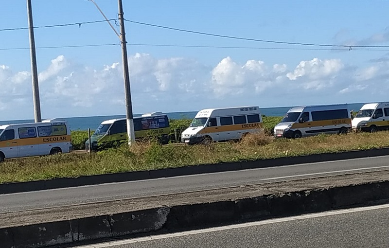 Motoristas de transporte escolar de Vila Velha se reuniram no final da orla da Praia de Itaparica. (Foto: Redes Sociais)