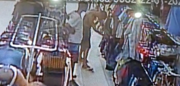Suspeitos faziam compras com cartões das vítimas (Foto: Acervo pessoal)