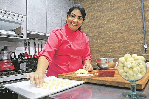 Chef Andrea ensina a fazer biscoito casadinho (Foto: Dayana Souza/AT)