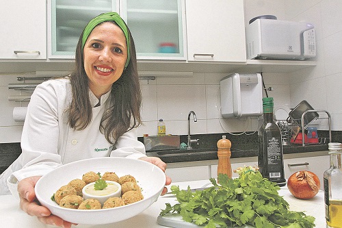 Natassia ensina receita de falafei (Foto: Kadidja Fernandes/AT)