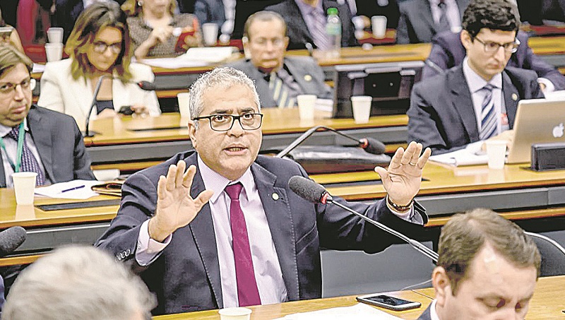 O relator Christino Áureo retirou do texto a autorização para o trabalho aos domingos e feriados (Foto: Divulgação)