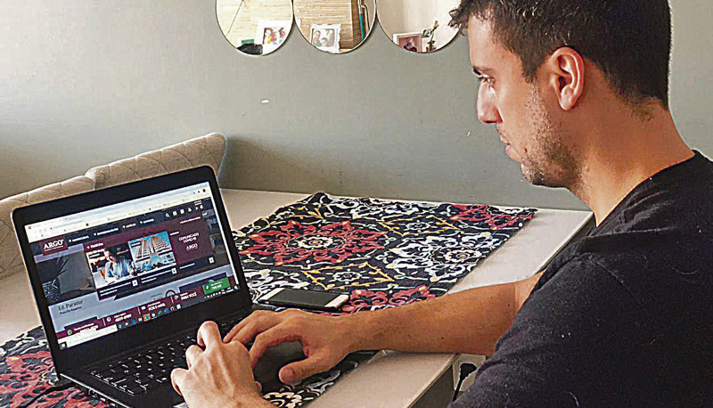 Ricardo Coelho faz atendimento ao cliente usando as ferramentas digitais disponíveis no site da construtora (Foto: Divulgação / Argo Construtora)