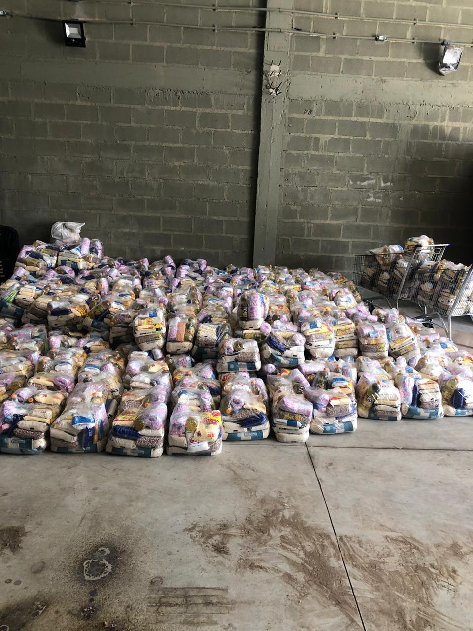 Cestas são distribuídas para famílias da cidade (Foto: Divugação)