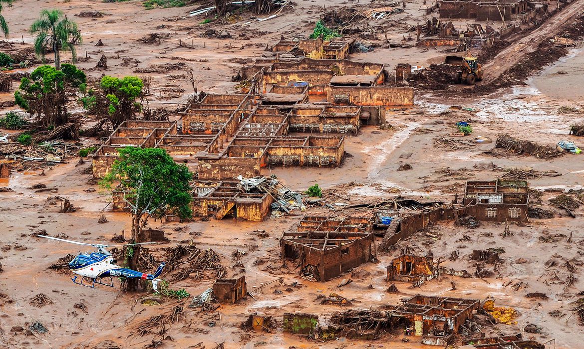Rompimento da barragem em Mariana, Minas Gerais (Foto: Antonio Cruz/ Agência Brasil)