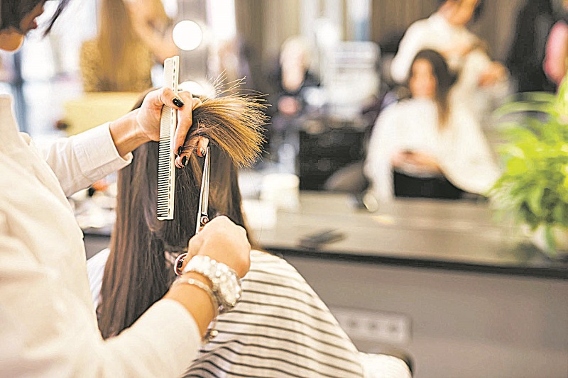 Cabeleireira atende cliente em salão de beleza (Foto: Freepik)