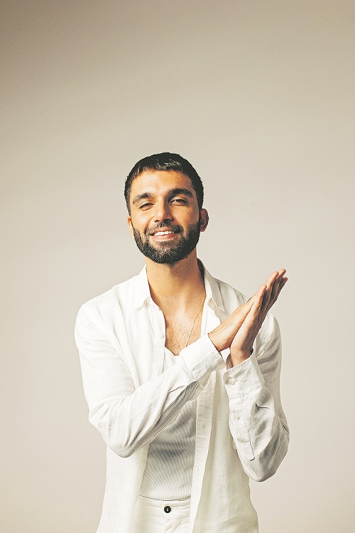 O cantor e compositor capixaba Silva cantará seus hits, como “Fica Tudo Bem” e “A Cor é Rosa” (Foto: Divulgação/ Breno Galtier)