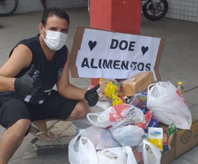 Thiago José de Souza recolhe doações para ajudar as pessoas na Ilha de Santa Maria, em Vitória (Foto: Divulgação)