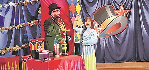 Sr. Gigantoso reconhece Poliana como filha de seus amigos de circo durante um show de mágica (Foto: Divulgação/SBT)