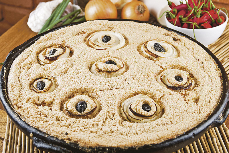 Nas padarias Monte Líbano, são vendidas tortas com  versões de bacalhau e bacalhau com camarão (Foto: Divulgação / Jorge Sagrilo)