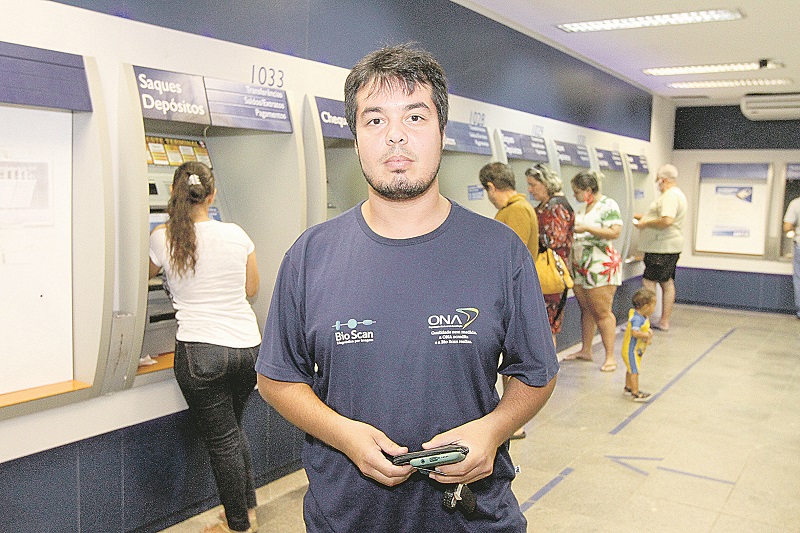 O enfermeiro Pablo Luiz de Souza, de 26 anos, pretende sacar o valor anunciado (Foto: Beto Morais/ AT)