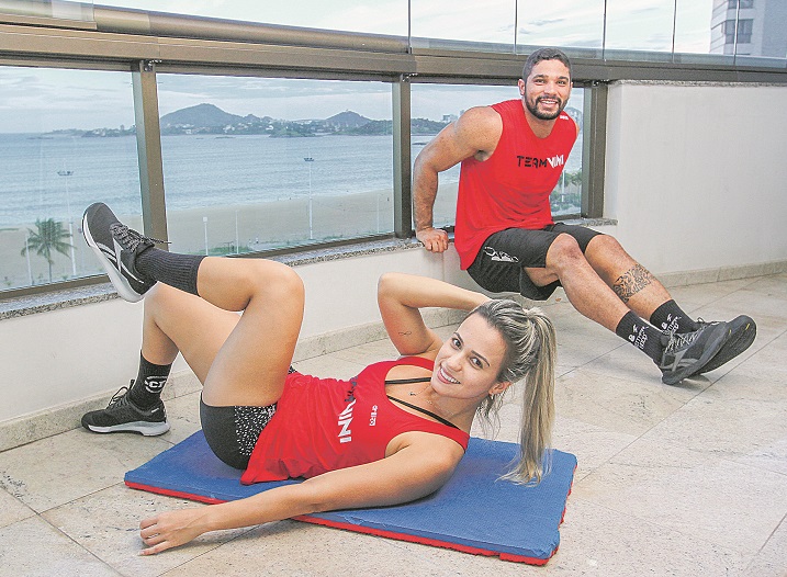 O casal Vinicius Morais e Thais Barboza estão treinando juntos em casa (Foto: Leone Iglesias/AT)