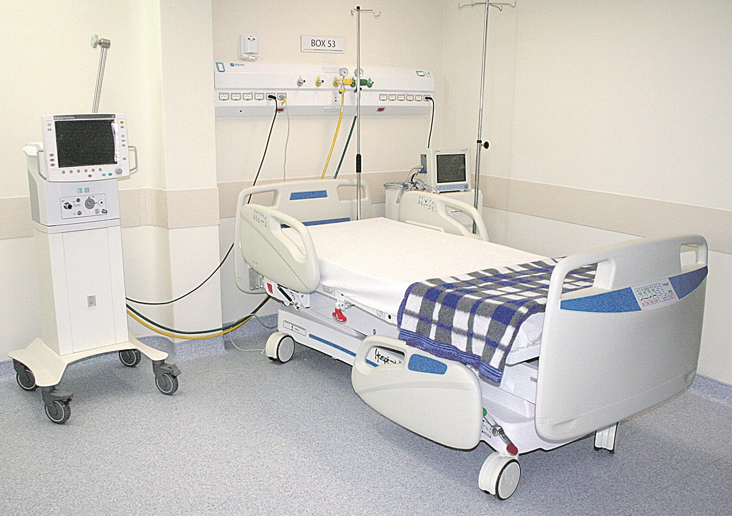 UTI de um hospital: em função do local de trabalho, médicos, enfermeiros, pessoal da limpeza e outros profissionais de saúde correm riscos maiores de contaminação pelo vírus (Foto: Arquivo/AT)