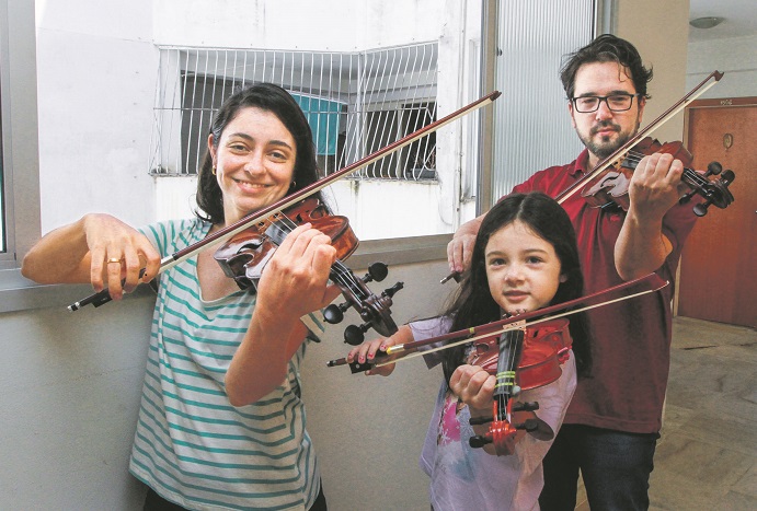 O maestro Leonardo David com a mulher, a violinista Gabriela Queiroz, e a filha Helena, de 5 anos: emoção em forma de música para os vizinhos (Foto: Kadidja Fernandes/AT)