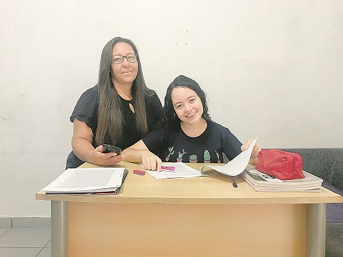 Bárbara e Maria Clara: esforço em família para manter estudos em dia (Foto: Acervo pessoal)