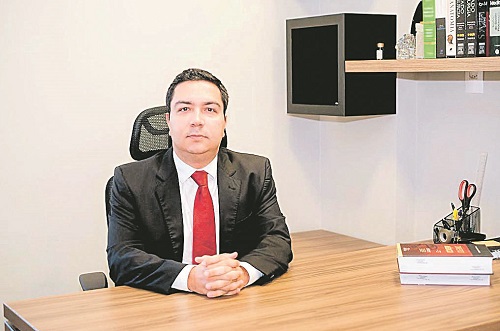 O advogado Yuri Iglezias explica que as operadoras não podem fazer práticas abusivas (Foto: Camilla Baptistin)