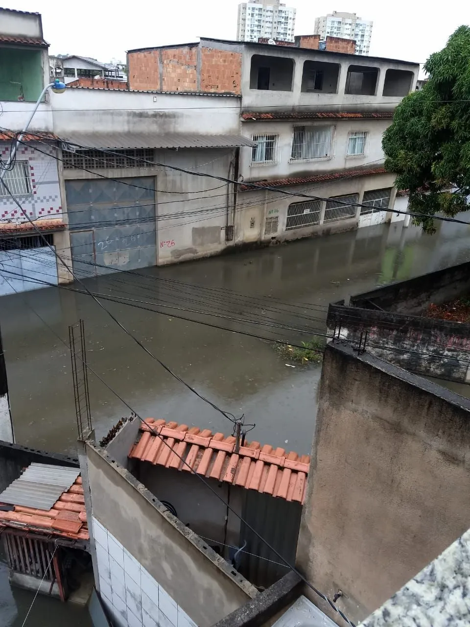 Imagem ilustrativa da imagem Chuva provoca alagamentos e instituto emite alerta
