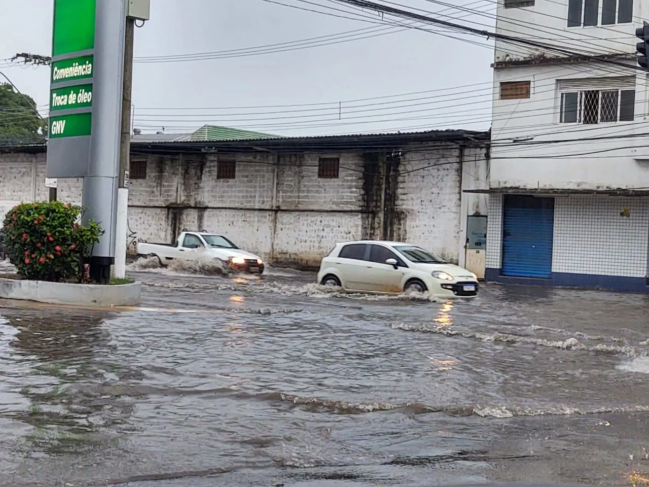 Imagem ilustrativa da imagem Chuva provoca alagamentos e instituto emite alerta