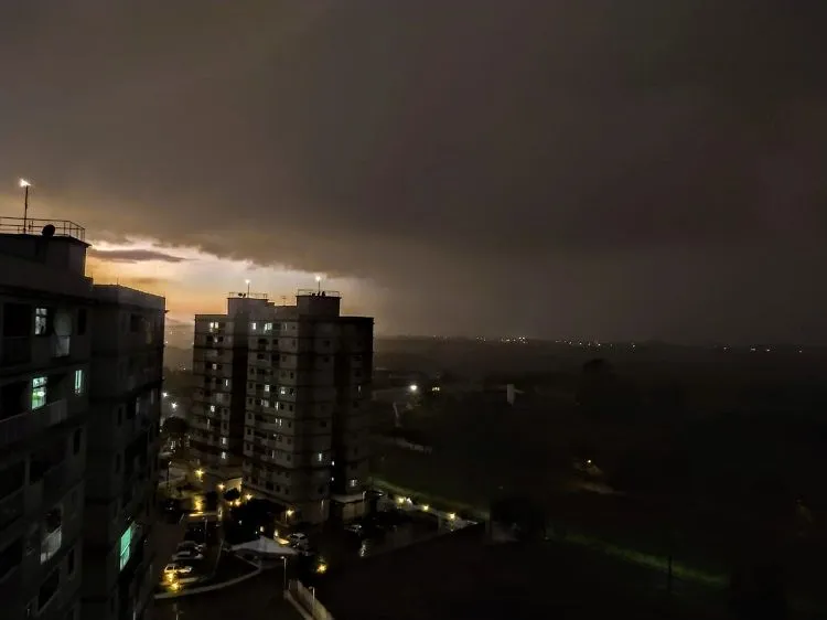 Imagem ilustrativa da imagem VÍDEO | Tempo muda e dia vira noite na Grande Vitória