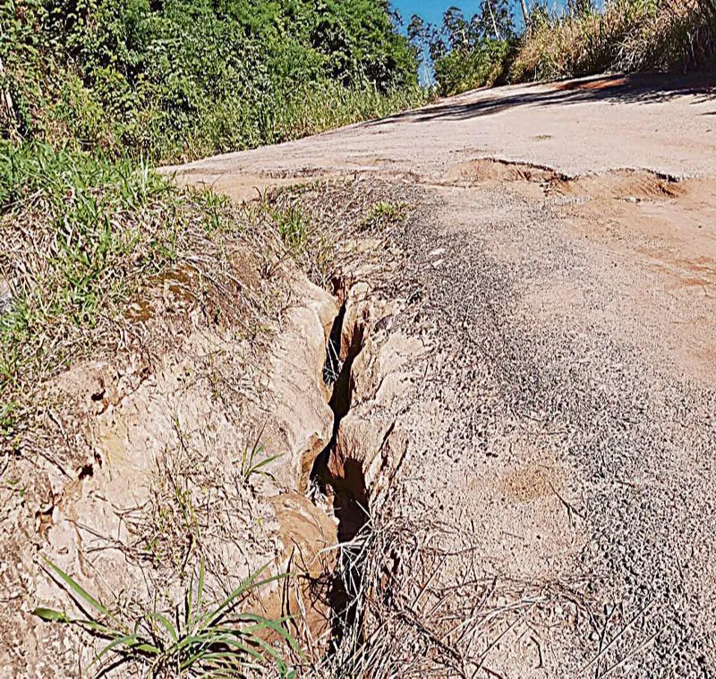 Imagem ilustrativa da imagem Estrada cheia de buracos e perigosa em Guarapari