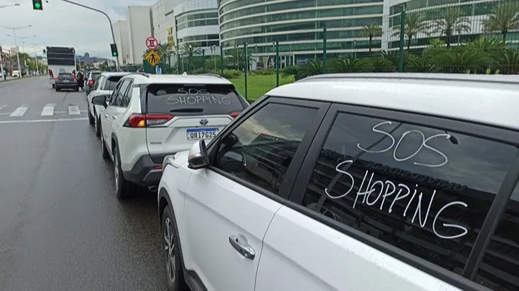 Imagem ilustrativa da imagem FOTOS | Lojistas fazem carreata pela reabertura dos shoppings