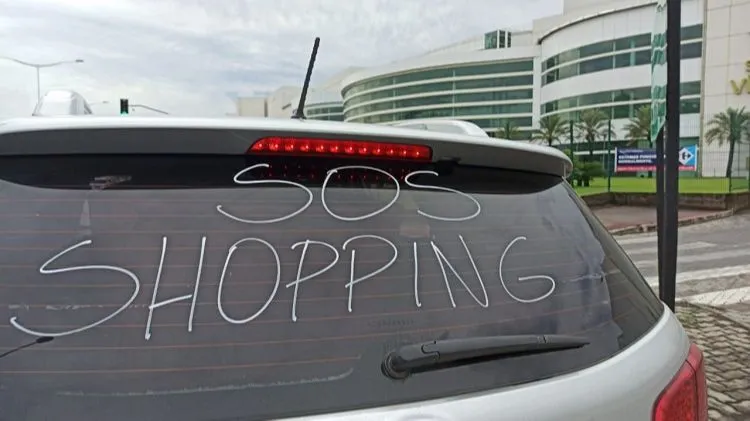 Imagem ilustrativa da imagem FOTOS | Lojistas fazem carreata pela reabertura dos shoppings