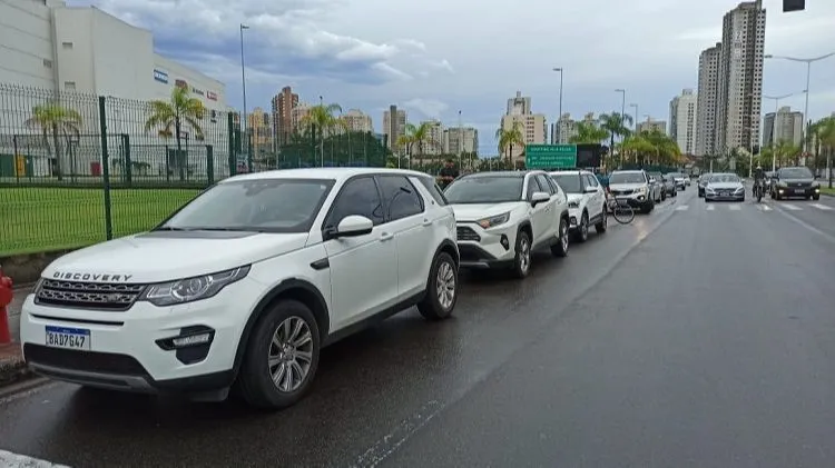 Imagem ilustrativa da imagem FOTOS | Lojistas fazem carreata pela reabertura dos shoppings