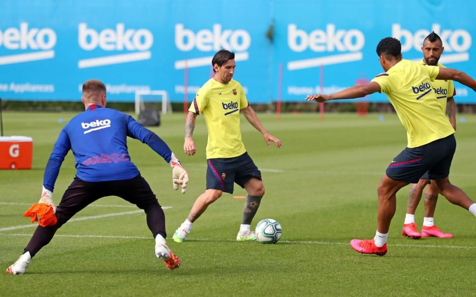 Imagem ilustrativa da imagem Messi treina com grupo do Barcelona e técnico diz que ele está pronto para volta