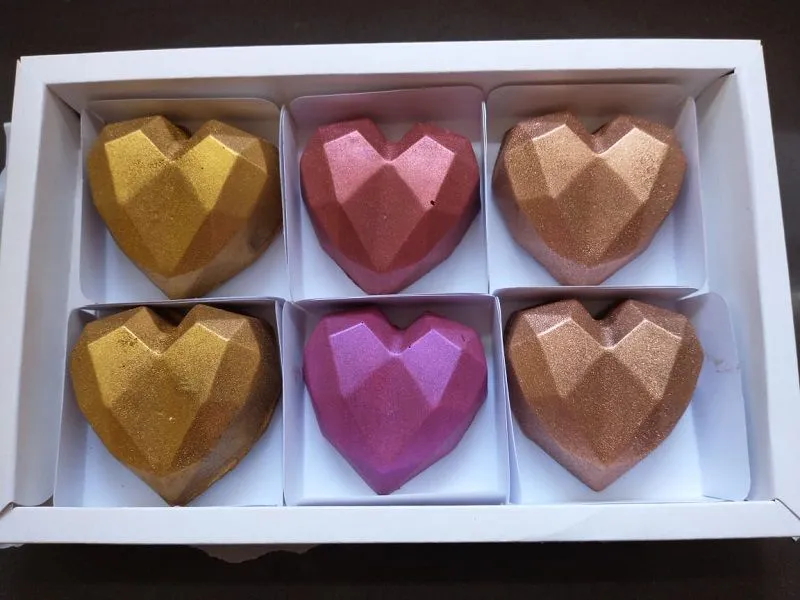 Diamante de chocolate em formato de corações e recheios variados.