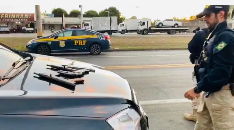 Imagem ilustrativa da imagem PRF apreende duas submetralhadoras e uma pistola dentro de carro na BR-101
