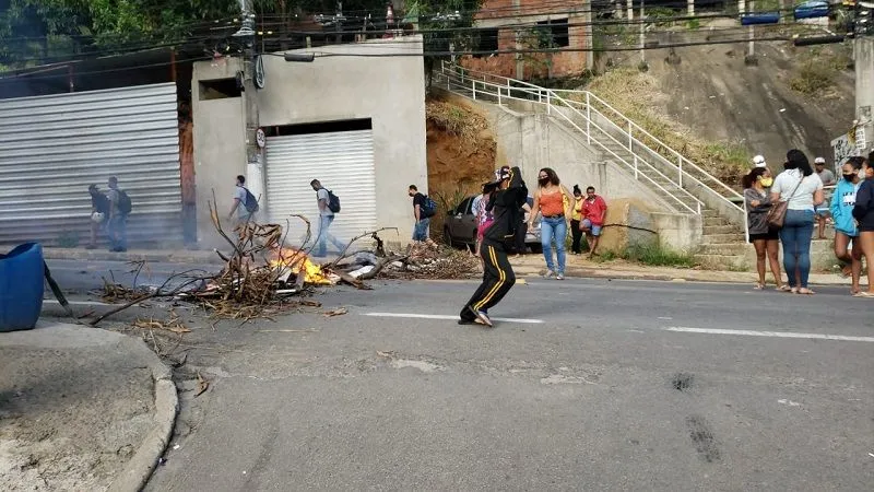 Imagem ilustrativa da imagem Moradores protestam após adolescente ser baleada no peito em Vitória