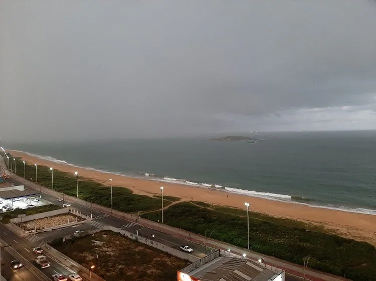 Imagem ilustrativa da imagem VÍDEO | Tempo muda e dia vira noite na Grande Vitória