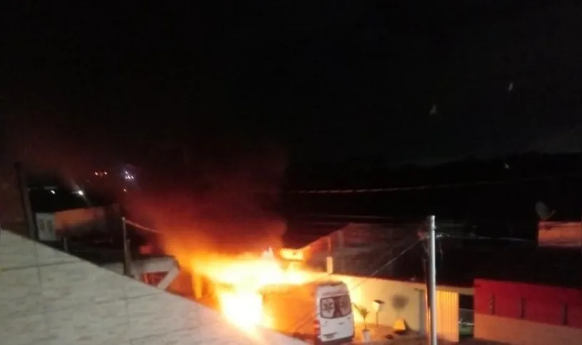 Ambulância incendiada na Serra