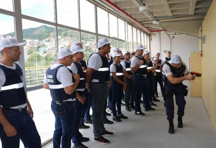 Futuros agentes da Guarda armada de Viana durante treinamento