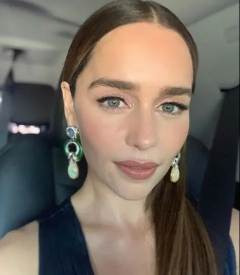 Imagem ilustrativa da imagem Atores de "Game of Thrones" e "Teen Wolf" isolam-se em mansão de Emilia Clarke