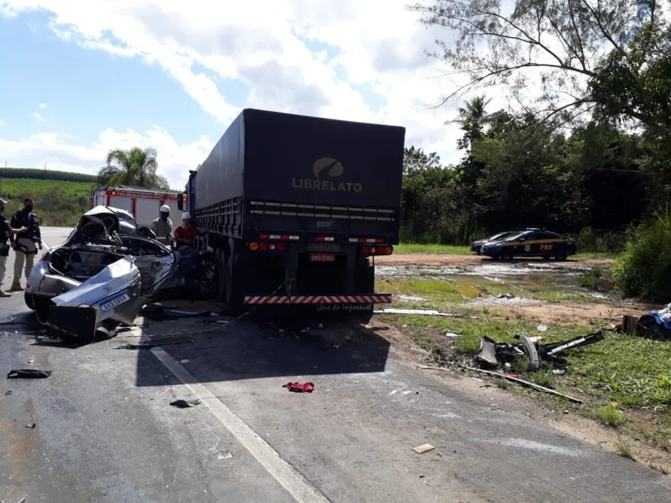 Imagem ilustrativa da imagem Acidente entre carreta e automóvel deixa 2 mortos e 3 feridos graves na BR-101