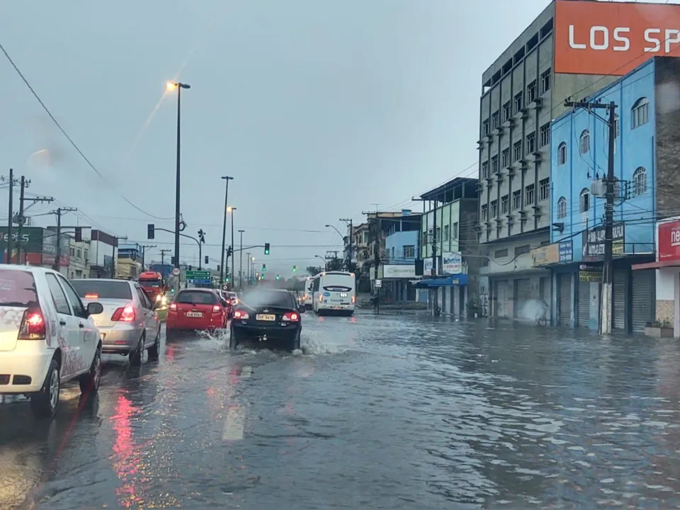 Imagem ilustrativa da imagem Chuva provoca alagamentos e instituto emite alerta