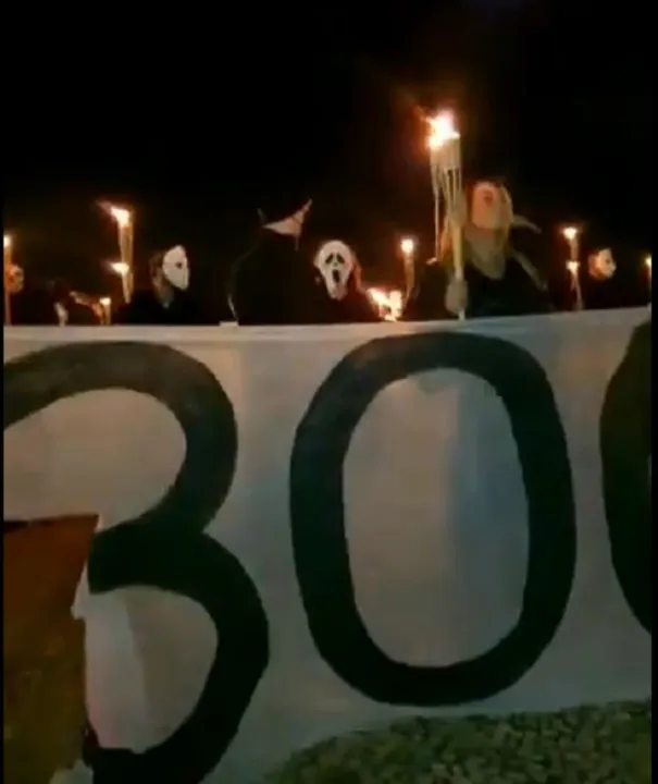Imagem ilustrativa da imagem Grupo protesta em frente ao STF com tochas e máscaras