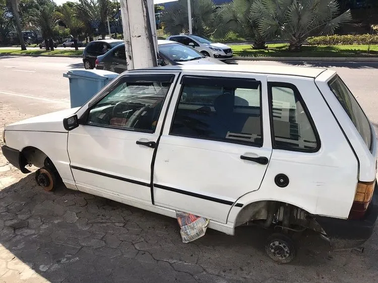 Imagem ilustrativa da imagem Carro roubado é encontrado sem as rodas na Serra
