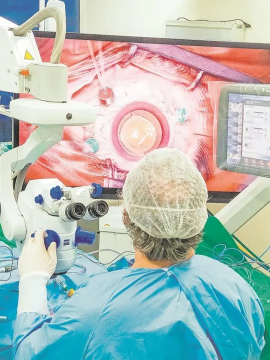 Imagem ilustrativa da imagem Médico capixaba realiza cirurgia de olhos inédita