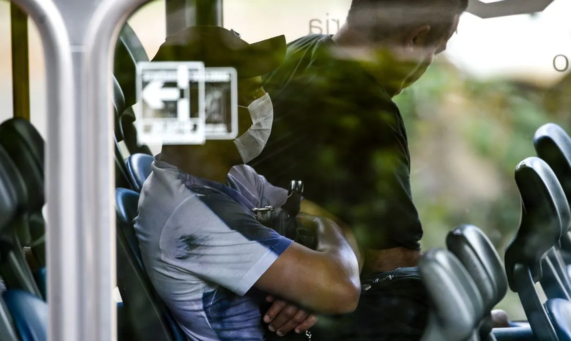Imagem ilustrativa da imagem Uso de máscaras pode controlar covid-19 em até 8 semanas, diz CDC