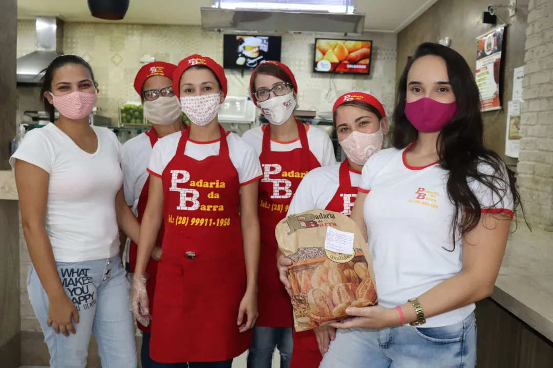Imagem ilustrativa da imagem Bilhetinhos de esperança  junto com a entrega do pão