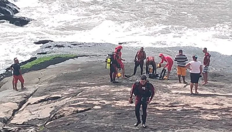 Imagem ilustrativa da imagem VÍDEOS | Catador de mariscos desaparece no mar em Vitória
