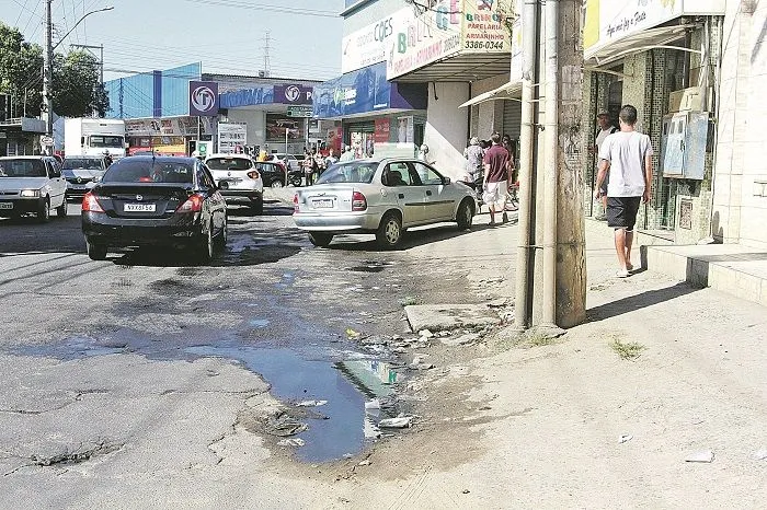 Imagem ilustrativa da imagem Rede de esgoto vazando em rodovia