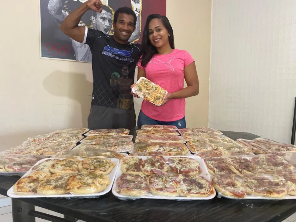 Imagem ilustrativa da imagem Esquiva Falcão vira entregador de pizza para ajudar negócio de esposa
