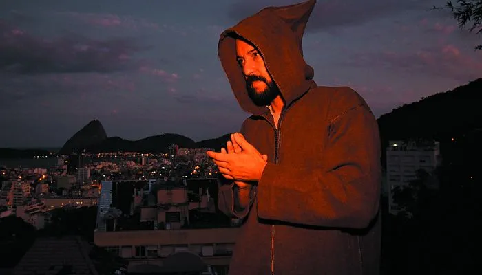 Imagem ilustrativa da imagem Com mensagem de união, Gabriel O Pensador lança nova música em live