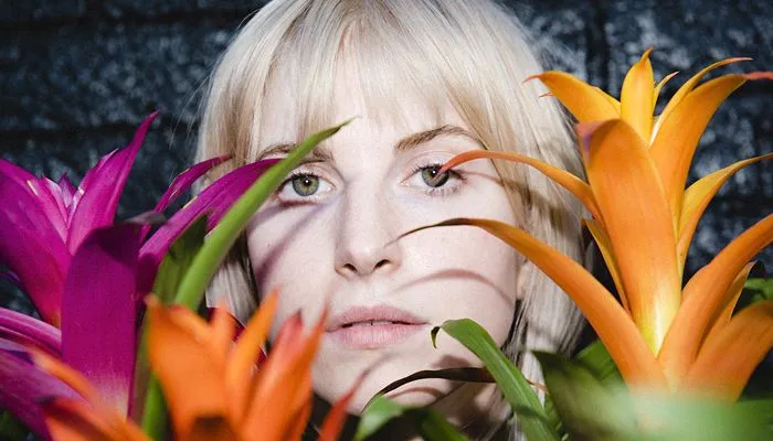 Imagem ilustrativa da imagem Líder da banda Paramore em mergulho de emoções