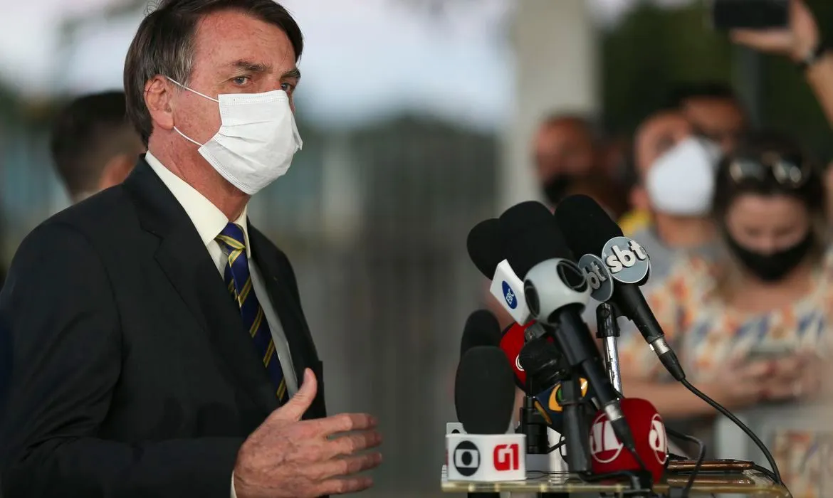 Imagem ilustrativa da imagem “Quem é de direita toma cloroquina, quem é de esquerda, Tubaína”, diz Bolsonaro