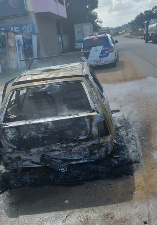 Imagem ilustrativa da imagem Carro de segurança pega fogo em rua de Cariacica