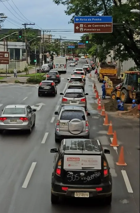 Imagem ilustrativa da imagem FOTOS | Lojistas fazem carreata pela reabertura dos shoppings